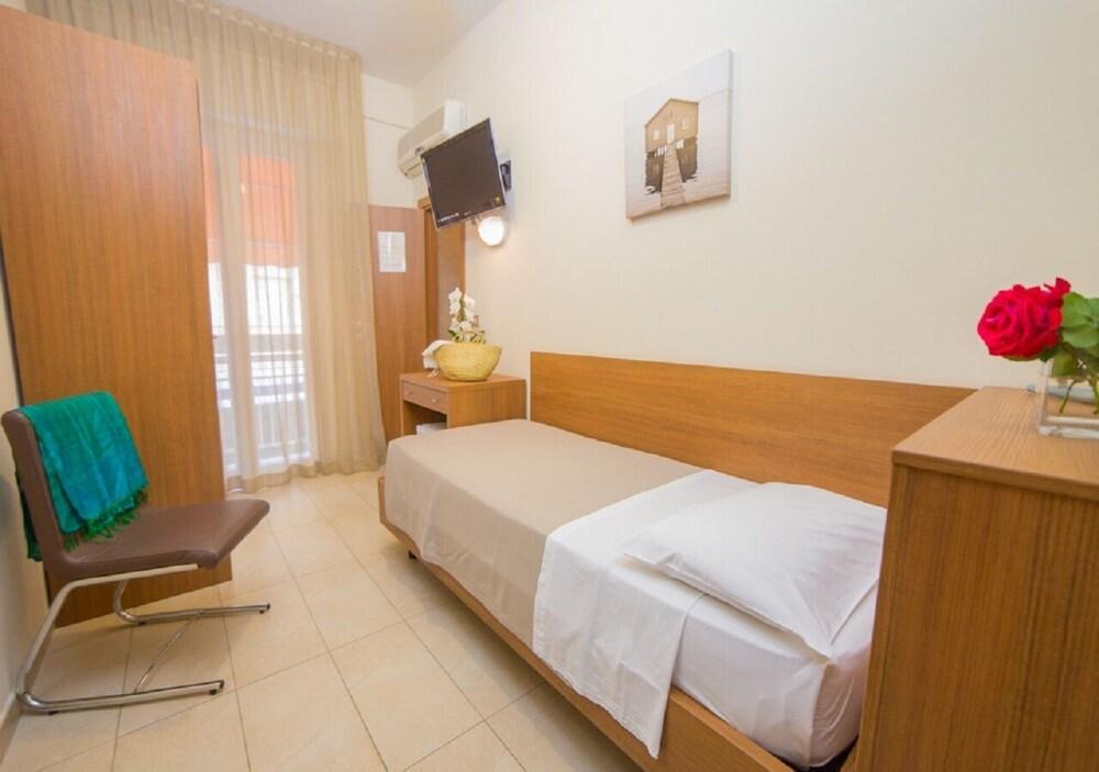 Mediterraneo Hotel & Suites Cattolica Exterior foto