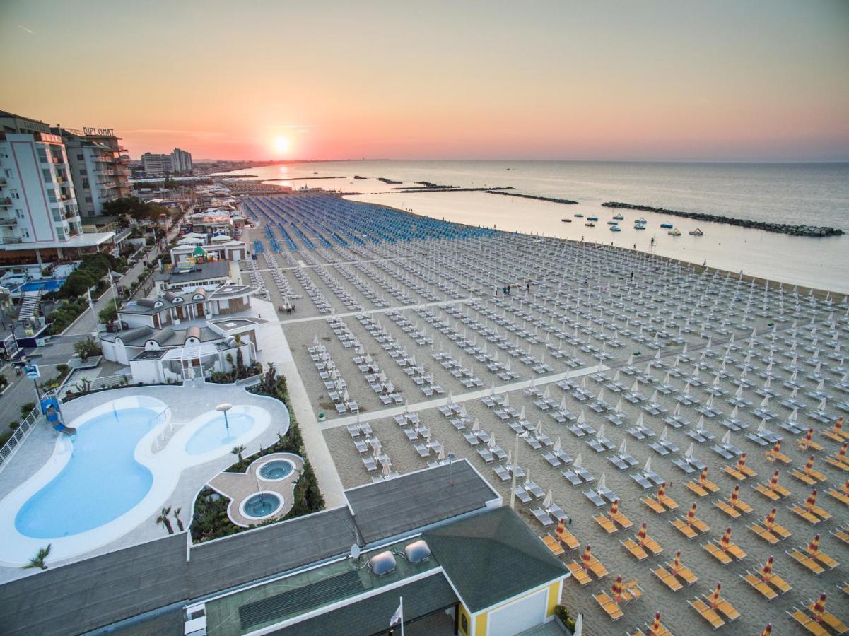 Mediterraneo Hotel & Suites Cattolica Exterior foto